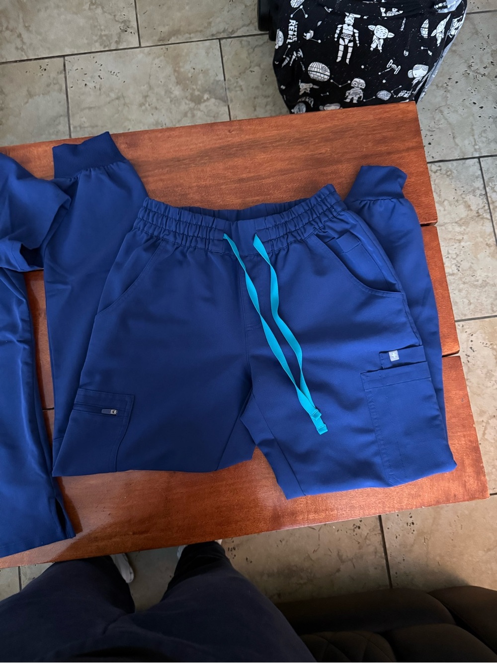 FIGS sapphire blue V-Neck Scrub Top and uman bottoms set - Picture 11 of 11